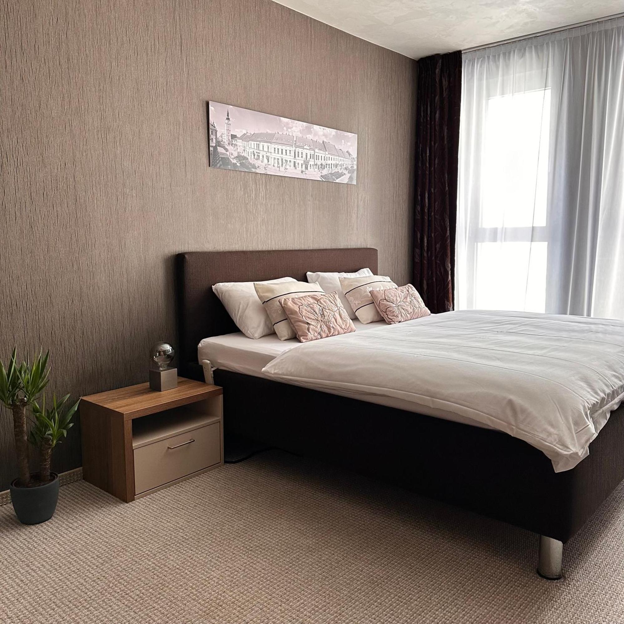 Apartman Leonardo - City Center Trnava Exteriör bild